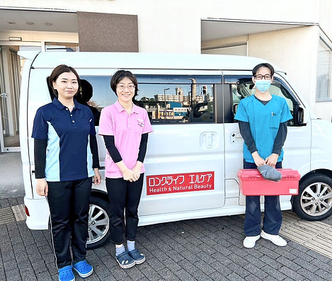 当院では身体的・精神的に通院が困難な方のための訪問歯科診療を行っております。治療内容は入れ歯の製作や修理・調整、虫歯や歯周病の治療など行っており、保険が適用されますので気軽にご相談ください。